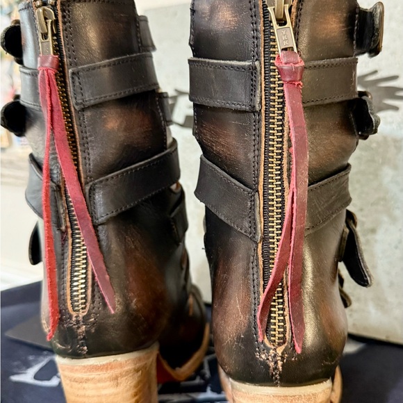 Freebird by Steven Bond Black Distressed Sandal - Picture 4 of 7